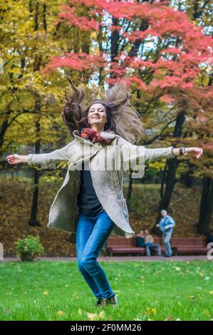 Glückliches Mädchen auf Gras springen Stockfoto