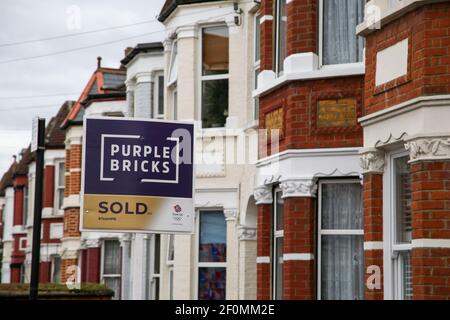 London, Großbritannien. März 2021, 06th. Ein verkauftes Immobilienmakler-Schild von Purple Bricks, das außerhalb eines Grundstücks in London errichtet wurde. Kredit: SOPA Images Limited/Alamy Live Nachrichten Stockfoto
