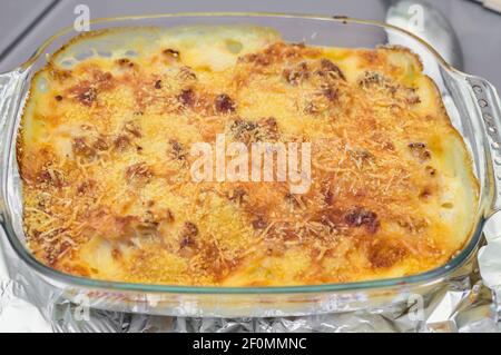 Kartoffelauflauf mit Käse Stockfoto