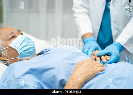 Arzt Überprüfung asiatische ältere oder ältere alte Dame Frau Patient Tragen einer Gesichtsmaske im Krankenhaus zum Schutz der Infektion und Kill Novel Coronavirus Covid- Stockfoto