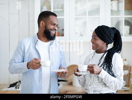 Kaffee Am Morgen. Happy Loving Black Paar Zeit In Küche Zusammen Verbringen Stockfoto