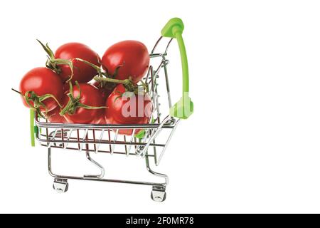 Nahaufnahme der roten Tomaten im Warenkorb auf weißem Hintergrund isoliert. Stockfoto