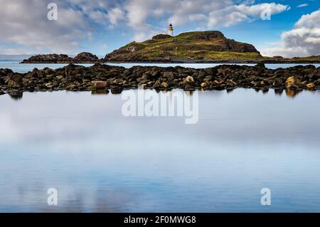 Fidra Island und Leuchtturm am Horizont mit felsigen Ufer und Gezeitenbecken Wolke Reflexionen, Yellowcraig, East Lothian, Schottland, Großbritannien Stockfoto