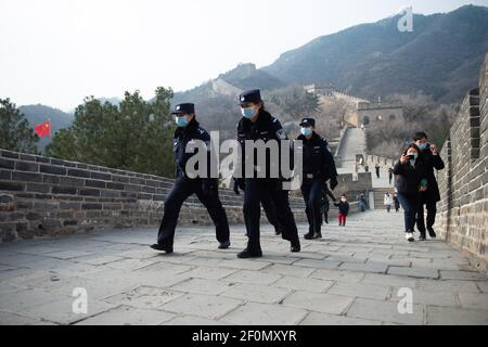 (210307) -- PEKING, 7. März 2021 (Xinhua) -- Mitglieder der weiblichen Polizeikräfte der Polizeistation Badaling patrouillieren auf der Großen Mauer von Badaling in Peking, der Hauptstadt Chinas, 7. März 2021. Gegründet im Jahr 2018, besteht die weibliche Polizei der Badaling Polizeistation der Yanqing Niederlassung des Pekinger öffentlichen Sicherheitsbüros aus 6 Mitgliedern mit einem Durchschnittsalter von 33 Jahren. In Bezug auf die tägliche Arbeit patrouillieren die Polizistinnen in der weltbekannten malerischen Gegend, um Ordnung und öffentliche Sicherheit zu bewahren und Touristen bei der Lösung von Problemen zu helfen. Bekannt für seine Art, Geduld und Sorgfalt, ist die Polizistin zur Ikone geworden Stockfoto