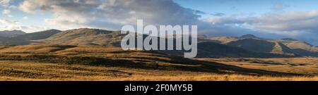 Panoramablick auf die herrlichen Hügel bei Tageslicht zur goldenen Stunde rund um Callander, Schottland, in der Nähe von Stirling im Vereinigten Königreich. Tor zu den Highlands Stockfoto