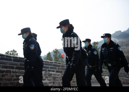 (210307) -- PEKING, 7. März 2021 (Xinhua) -- Mitglieder der weiblichen Polizeikräfte der Polizeistation Badaling patrouillieren auf der Großen Mauer von Badaling in Peking, der Hauptstadt Chinas, 7. März 2021. Gegründet im Jahr 2018, besteht die weibliche Polizei der Badaling Polizeistation der Yanqing Niederlassung des Pekinger öffentlichen Sicherheitsbüros aus 6 Mitgliedern mit einem Durchschnittsalter von 33 Jahren. In Bezug auf die tägliche Arbeit patrouillieren die Polizistinnen in der weltbekannten malerischen Gegend, um Ordnung und öffentliche Sicherheit zu bewahren und Touristen bei der Lösung von Problemen zu helfen. Bekannt für seine Art, Geduld und Sorgfalt, ist die Polizistin zur Ikone geworden Stockfoto