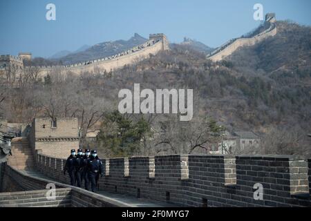 (210307) -- PEKING, 7. März 2021 (Xinhua) -- Mitglieder der weiblichen Polizeikräfte der Polizeistation Badaling patrouillieren auf der Großen Mauer von Badaling in Peking, der Hauptstadt Chinas, 7. März 2021. Gegründet im Jahr 2018, besteht die weibliche Polizei der Badaling Polizeistation der Yanqing Niederlassung des Pekinger öffentlichen Sicherheitsbüros aus 6 Mitgliedern mit einem Durchschnittsalter von 33 Jahren. In Bezug auf die tägliche Arbeit patrouillieren die Polizistinnen in der weltbekannten malerischen Gegend, um Ordnung und öffentliche Sicherheit zu bewahren und Touristen bei der Lösung von Problemen zu helfen. Bekannt für seine Art, Geduld und Sorgfalt, ist die Polizistin zur Ikone geworden Stockfoto