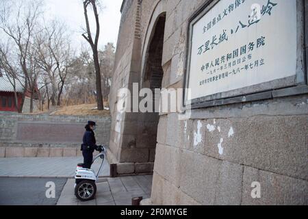 (210307) -- PEKING, 7. März 2021 (Xinhua) -- Hu Wenhui, Mitglied der weiblichen Polizeikräfte der Polizeistation Badaling, patrouilliert mit einem selbstbalancierenden Roller in Peking, der Hauptstadt Chinas, am 7. März 2021 in der malerischen Gegend von Badaling. Gegründet im Jahr 2018, besteht die weibliche Polizei der Badaling Polizeistation der Yanqing Niederlassung des Pekinger öffentlichen Sicherheitsbüros aus 6 Mitgliedern mit einem Durchschnittsalter von 33 Jahren. In Bezug auf die tägliche Arbeit patrouillieren die Polizistinnen in der weltbekannten malerischen Gegend, um Ordnung und öffentliche Sicherheit zu bewahren und Touristen bei der Lösung von Problemen zu helfen. Bekannt für gütig, geduldig und mich Stockfoto