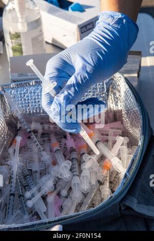 Round Rock, TX USA 6. März 2021: Spritzen voller Moderna-Impfstoff sind geladen und bereit, bei einem von der Grafschaft gesponserten 24-stündigen Impfmarathon mit den COVID-19-Impfplänen nach dem verheerenden Wintersturm im letzten Monat, der einen Großteil von Texas lahmlegte, Schritt zu halten. Ziel war es, bis zu 7.000 Texaner mit ersten oder zweiten Moderna-Dosen zu impfen. Kredit: Bob Daemmrich/Alamy Live Nachrichten Stockfoto