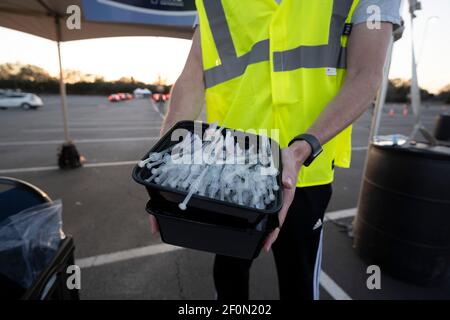 Round Rock, TX USA 6. März 2021: Der Moderna-Impfstoff wird bei einem 24-Stunden-Impfmarathon in Williamson County abgegeben, um nach dem verheerenden Wintersturm im letzten Monat, der einen Großteil von Texas lahmlegte, mit den COVID-19-Impfplänen Schritt zu halten. Ziel war es, bis zu 7.000 Texaner mit ersten oder zweiten Moderna-Dosen zu impfen. Kredit: Bob Daemmrich/Alamy Live Nachrichten Stockfoto