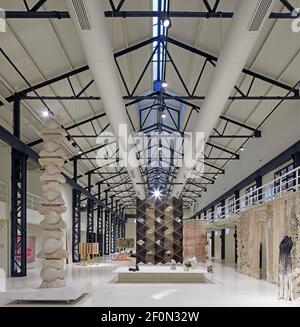 Die Hangar-Ausstellung - Gesamtansicht mit Werken von AAU ANASTAS (links), Meeting Points von Abeer Seikaly (Mitte) und Skin von Amina Agueznay (rechts). Am Stockfoto