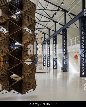 Die Hangar-Ausstellung mit Treffpunkten von Abeer Seikaly (links), Amoud von AAU ANASTAS (Mitte) und die Sammlung des Flüchtlings I von Esna Su (rechts). A Stockfoto