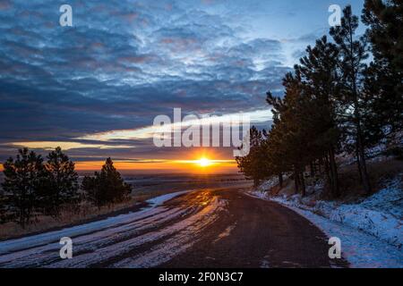 Die Sonne guckt bei Sonnenaufgang durch die Wolken Stockfoto