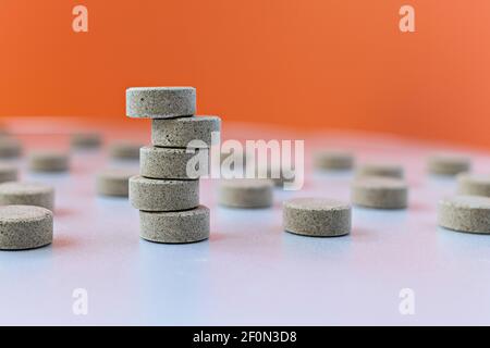 Selektive Fokus Foto von DGL (Süßholzwurzel-Extrakt) Kautabletten. Diätkonzept: Turm von DGL Tabletten. Nahrungsergänzungsmittel topview Stockfoto