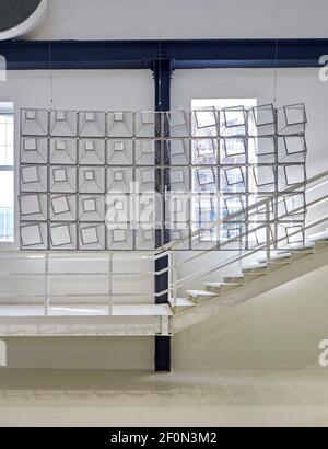 Die Hangar-Ausstellung mit dem gewebten Maschrabiya von Hadeel Ayed Mohammad. Amman Design Week 2019, Amman, Jordanien. Architekt: Verschiedene , 2019. Stockfoto