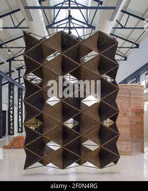 Die Hangar-Ausstellung mit Treffpunkten von Abeer Seikaly. Amman Design Week 2019, Amman, Jordanien. Architekt: Verschiedene , 2019. Stockfoto