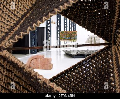 Die Hangar-Ausstellung mit Treffpunkten von Abeer Seikaly. Amman Design Week 2019, Amman, Jordanien. Architekt: Verschiedene , 2019. Stockfoto