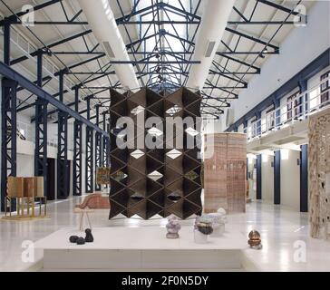 Die Hangar-Ausstellung mit Treffpunkten von Abeer Seikaly. Amman Design Week 2019, Amman, Jordanien. Architekt: Verschiedene , 2019. Stockfoto