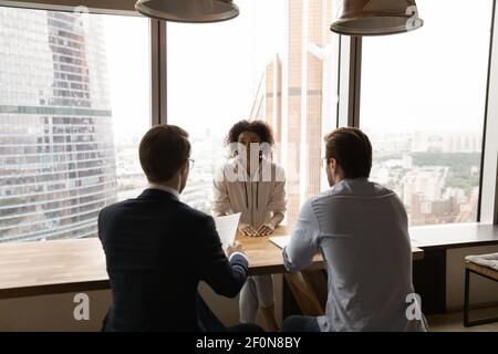 Rückansicht zwei-Stunden-Manager interviewen afroamerikanische Frau Kandidatin Stockfoto