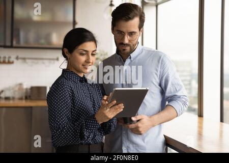 Nahaufnahme verschiedener Kollegen mit Tablet-PCs, Projektdiskussion Stockfoto