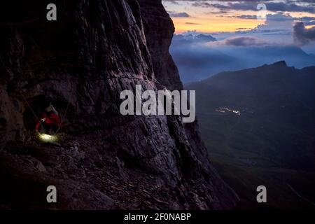 Mann, der in der Dämmerung auf der Eiger Nordwand klettert. Jungfrau Region, Schweizer Stockfoto