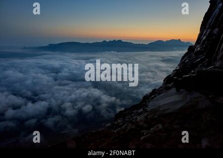 Sonnenaufgang Landcapansicht mit Nebel von der Eiger Nordwand, Jungfrau, Schweizer Stockfoto