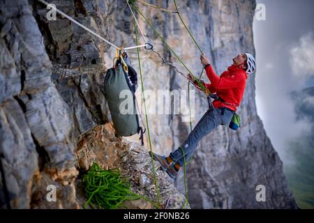 Mann auf einem schwierigen Felsklettern namens Odyssee auf dem Eiger Nordwand Stockfoto