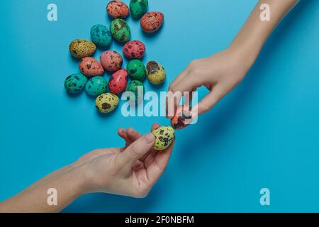 Ritual der Eierklopfen für ostern und farbige Eier Stockfoto