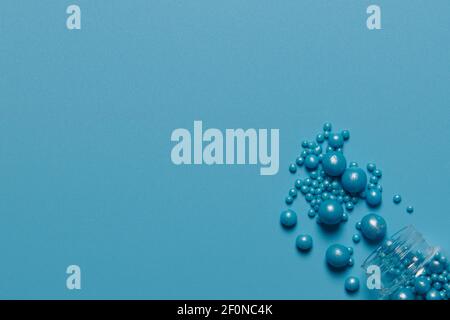 Blaue Kugeln mit verschiedenen Durchmessern auf hellblauem Hintergrund Stockfoto