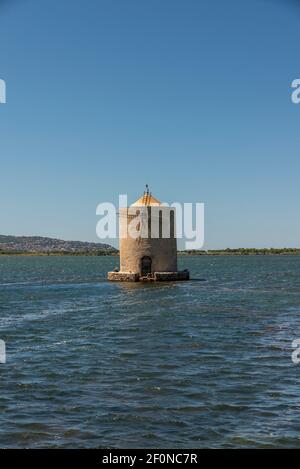 Alte Windmühle in der Mitte des Meeres in orbetello Stockfoto