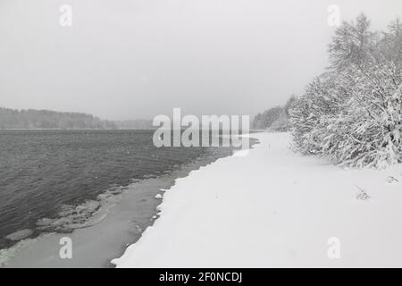 Vlasina See in dunkel, bewölkt, Wintertag mit viel Schnee. Landschaftsfotografie. Stockfoto