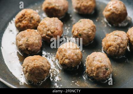 Nahaufnahme von fyrierenden Fleischbällchen in einer Pfanne Stockfoto