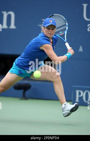 Kim Clijsters aus Belgien in Aktion während ihres Sieges gegen Venus Williams aus den Vereinigten Staaten im Halbfinale bei den US Open 2010 in Flushing Meadow, New York. Stockfoto