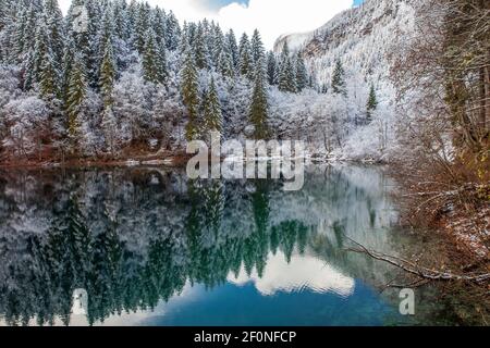 see in den Bergen zwischen Herbst und Winter Stockfoto