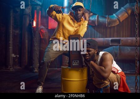 Junge Rapper, Breakdance im Studio Stockfoto