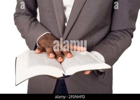 Nahaufnahme der Hände einer Person, die durch eine bibel blättert Stockfoto