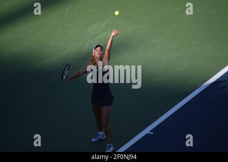 Caroline Wozniacki aus Dänemark im Einsatz gegen Maria Sharapova beim vierten Spiel der US Open in Flushing Meadow, New York. Stockfoto