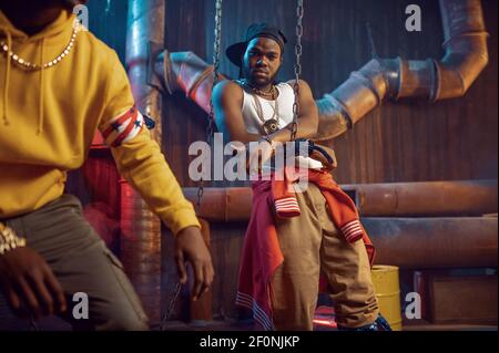 Rappers Posen, Break-Dance-Performance im Studio Stockfoto