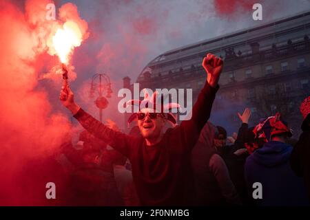 Glasgow, Schottland, am 7. März 2021. Fans von Rangers Football Club trotzen Covid-19 Coronavirus Pandemie Sperrregeln in George Square, in der Innenstadt zu sammeln, um das Team zu feiern 55th Liga-Sieg, und die deutlich trotzt Erzrivalen Celtic FC von der Chance, den Titel 10 Mal in Folge zu gewinnen. Foto: Jeremy Sutton-Hibbert/Alamy Live News. Stockfoto