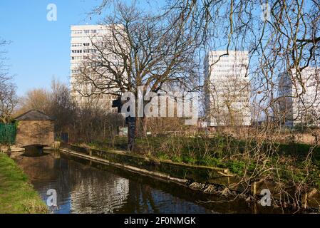 Der New River bei Woodberry Down im Frühling, North London Großbritannien Stockfoto