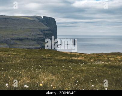 Risin und Kellingin Felsen im Meer, von der Tijornuvik Bucht auf Streymoy auf den Färöer Inseln, Dänemark, Europa aus gesehen Stockfoto