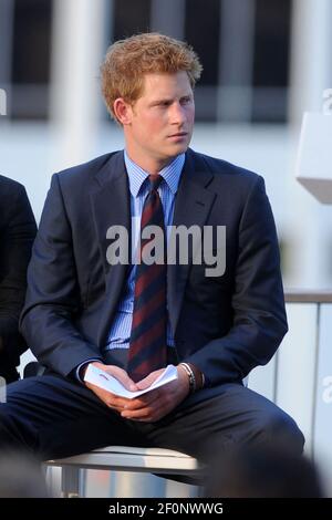 NEW YORK - 25. JUNI: Prinz Harry (R) spricht mit dem US Marine Veteran Aaron Mankin auf dem Deck des US Intrepid 25. Juni 2010 in New York City. Prinz Harry ist auf einer dreitägigen Reise nach New York am Sonntag, wo er in einem Polospiel zur Unterstützung seiner Wohltätigkeitsorganisation Sentebale People: Prince Harry spielen wird Stockfoto