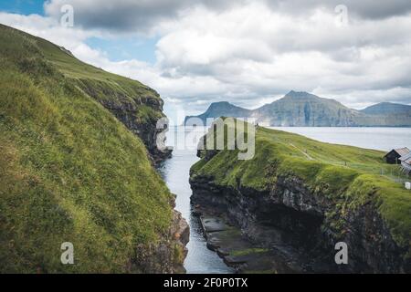 Färöer Inseln Dorf Gjogv oder Gjov auf Dänisch. Meeresschlucht an der nordöstlichen Spitze der Insel Eysturoy, auf den Färöern. Stockfoto