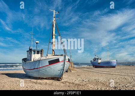 Küstenfischboote Schiffe am Vorupoer Strand in Westdänemark Stockfoto