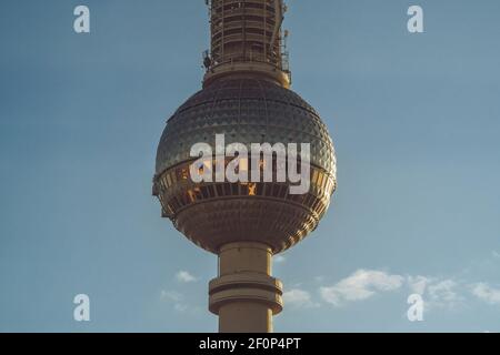 BERLIN, DEUTSCHLAND - 10. Feb 2021: Luftaufnahme zum Berliner Fernsehturm in der Nähe des Alexanderplatzes in Berlin Mitte. Stockfoto