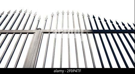 Nahaufnahme eines schmiedeeisernen Tores mit scharfen Punkten isoliert auf weißem Hintergrund. Stockfoto