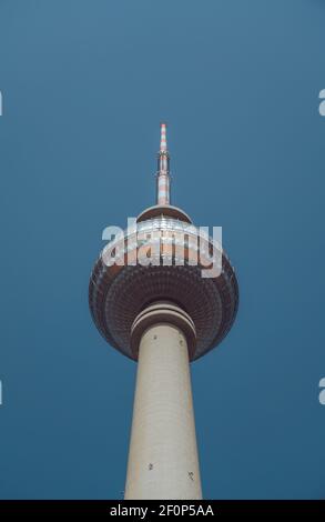 BERLIN, DEUTSCHLAND - 10. Feb 2021: Luftaufnahme zum Berliner Fernsehturm in der Nähe des Alexanderplatzes in Berlin Mitte. Stockfoto