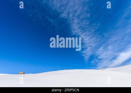 Alte Milchwirtschaft auf dem Lessinia Plateau im Winter mit Schnee. Regionaler Naturpark, Malga Gaibana in der Nähe des Skigebiets Malga San Giorgio, Venetien, Italien, EU. Stockfoto