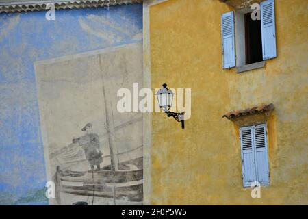 Alte Provençal Fischerhaus Fassade mit einer zweifarbigen Stuckwand handgemalten Wandbild in Martigues, Bouches-du-Rhône Frankreich. Stockfoto