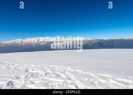 Bergkette von Monte Baldo und Adamello im Winter mit Schnee, Blick vom Altopiano della Lessinia (Plateau Lessinia), Provinz Verona. Italien. Stockfoto